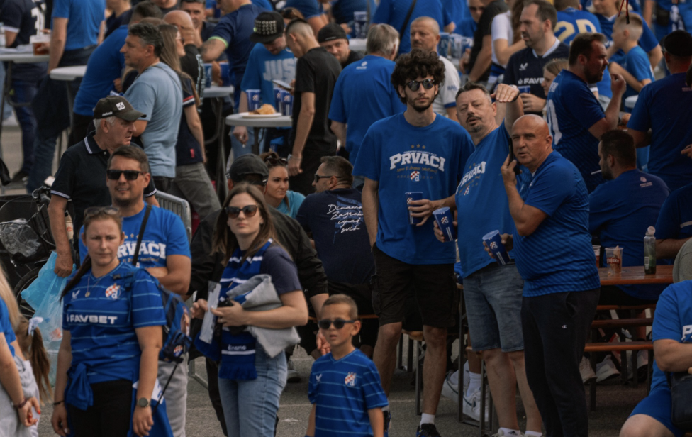 Na proslavi odlične sezone bilo je 25.000 ljudi, ali Dinamo nije pobijedio Lokomotivu. Bilo je više svečarski. Najbolji na terenu  je bio stoper  gostiju Tino Jukić