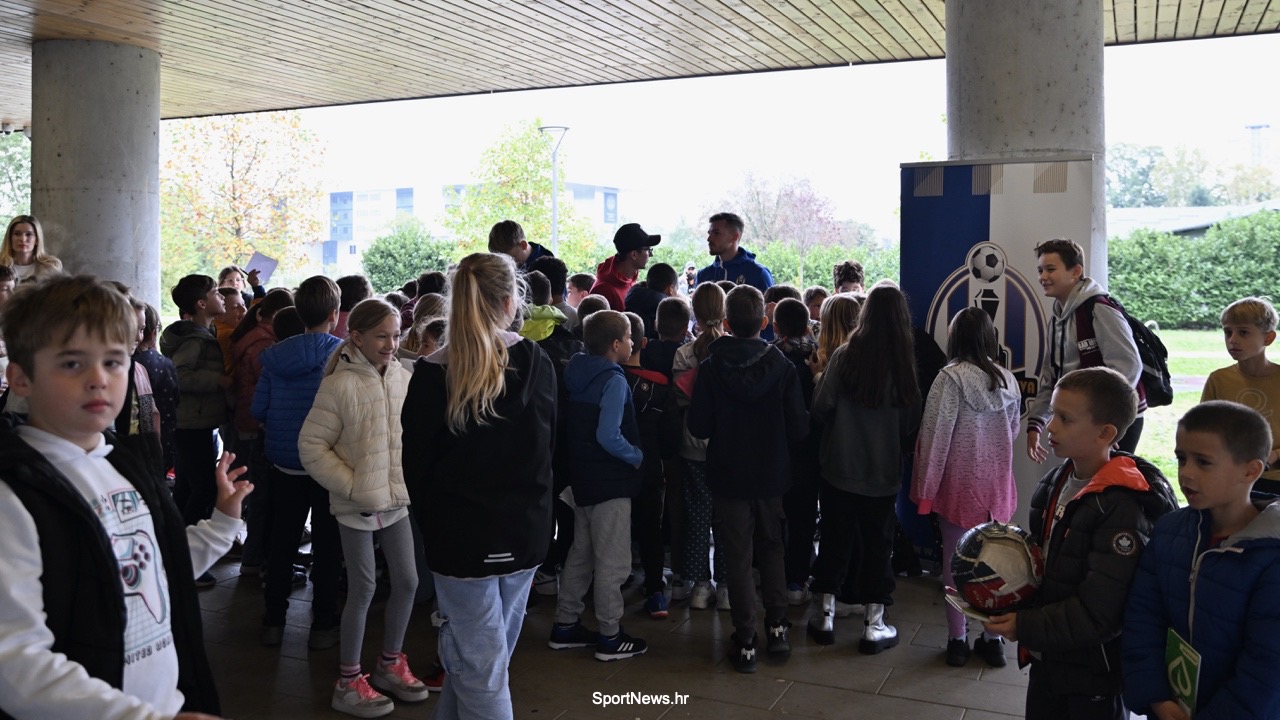 Lokomotiva započela povezivanje sa zajednicom, Mersinaj i Canjuga dijelili autograme i ulaznice učenicima OŠ Kajzerica.