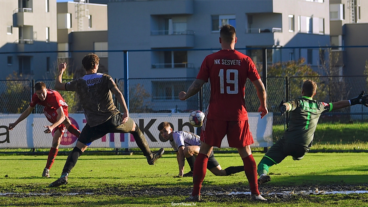 Sesvete nakon 4 godine uspjele su pobijediti Dubravu TK. Dosuđeni kazneni udarac kod Dubravinih navijača izaziva dojam urote protiv kluba zbog toga što nemaju svoj stadion!?