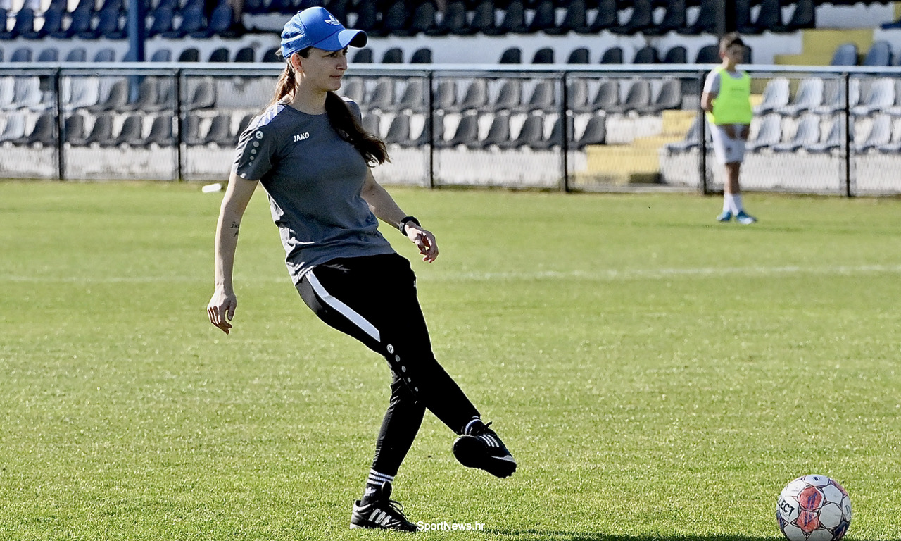 "Tko će spasiti Petru Mandić"?, poruka je koju smo dobili jutros na WhatsApp. Pitamo se zašto bi trebalo Petru spašavati, akademski je obrazovana, Roko Ivanović  pružio joj je priliku, a to što je žena problematiziraju samo sljedbenici mizoginije. 